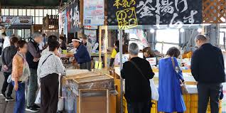 南知多・師崎港朝市の活気あふれる風景。新鮮な魚介類や干物が並び、観光客で賑わう知多半島の人気スポット