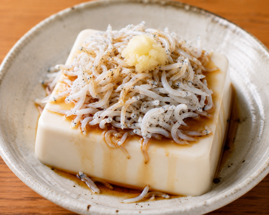 にんにくラー油が食欲をそそる！じゃこと食べるスタミナ冷奴