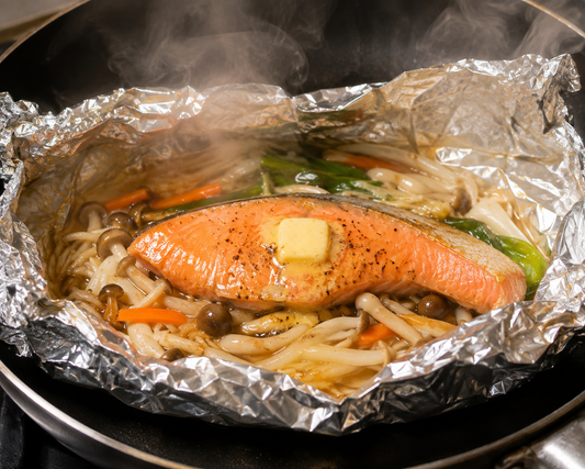 ホイルを開けると湯気が立ち上りバター醤油が染み込んだ美味しそうな鮭（しゃけ）のホイル焼き