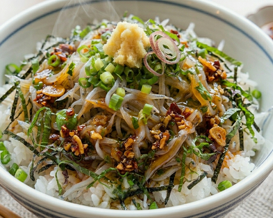 卵黄醤油と食べるラー油のタレがかかったしらす丼